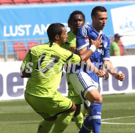 Fussball Testspiel. Schalke 04 gegen Udinese Calcio. Marco Hoeger (Schalke 04), Medhi Benatia (Udinese). Klagenfurt, am 5.8.2012.
Foto: Kuess
---
pressefotos, pressefotografie, kuess, qs, qspictures, sport, bild, bilder, bilddatenbank