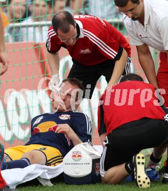 Fussball. Bundesliga. RZ Pellets WAC gegen FC Red Bull Salzburg. Verletzt, Christian Schwegler wird verarztet  (Salzburg). Wolfsberg, 4.8.2012.
Foto: Kuess

---
pressefotos, pressefotografie, kuess, qs, qspictures, sport, bild, bilder, bilddatenbank