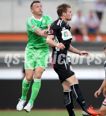 Fussball Testspiel. RZ Pellets WAC gegen VfL Wolfsburg. Michael Sollbauer,  (WAC), Ivica Olic (Wolfsburg). Wolfsberg, 7.8.2012.
Foto: Kuess
---
pressefotos, pressefotografie, kuess, qs, qspictures, sport, bild, bilder, bilddatenbank