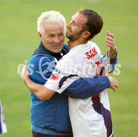 Fussball Regionalliga. SAK gegen VSV. Jubel Trainer Alois Jagodic, Marjan Kropiunik (SAK). Klagenfurt, 9.8.2012.
Foto: Kuess
---
pressefotos, pressefotografie, kuess, qs, qspictures, sport, bild, bilder, bilddatenbank