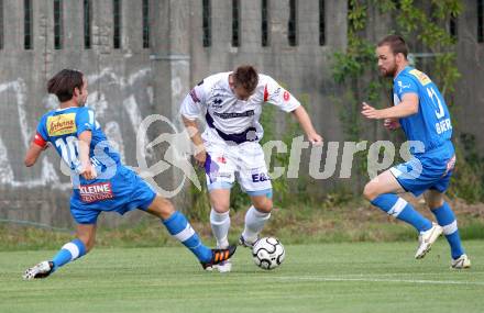 Fussball Regionalliga. SAK gegen VSV. Darijo Biscan,  (SAK), Mario Ramusch, Udo Gasser (VSV). Klagenfurt, 9.8.2012.
Foto: Kuess
---
pressefotos, pressefotografie, kuess, qs, qspictures, sport, bild, bilder, bilddatenbank