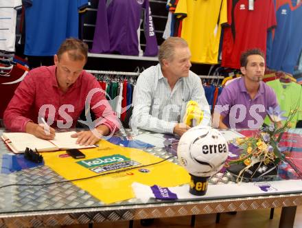 Fussball. SK Austria Klagenfurt. Errea. Dietmar Thuller, Peter Svetits, Matthias Dollinger. Klagenfurt, 9.8.2012.
Foto: Kuess
---
pressefotos, pressefotografie, kuess, qs, qspictures, sport, bild, bilder, bilddatenbank