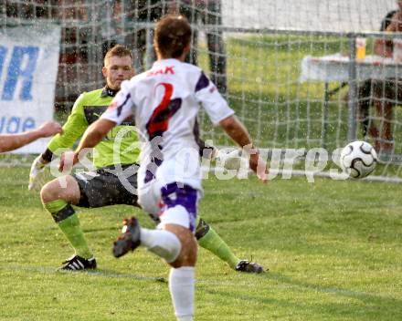 Fussball Regionalliga. SAK gegen VSV. Marjan Kropiunik,  (SAK), Patrick Boeck (VSV). Klagenfurt, 9.8.2012.
Foto: Kuess
---
pressefotos, pressefotografie, kuess, qs, qspictures, sport, bild, bilder, bilddatenbank