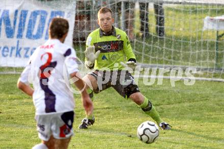 Fussball Regionalliga. SAK gegen VSV. Marjan Kropiunik,  (SAK), Patrick Boeck (VSV). Klagenfurt, 9.8.2012.
Foto: Kuess
---
pressefotos, pressefotografie, kuess, qs, qspictures, sport, bild, bilder, bilddatenbank