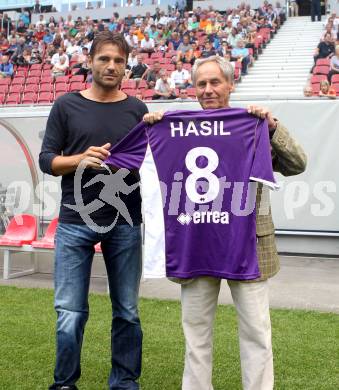 Fussball Regionalliga. SK Austria Klagenfurt gegen Sturm Graz Amateure. Ankick durch Fussballlegende Franz Hasil. Heimo Vorderegger.. Klagenfurt, 10.8.2012.
Foto: Kuess


---
pressefotos, pressefotografie, kuess, qs, qspictures, sport, bild, bilder, bilddatenbank