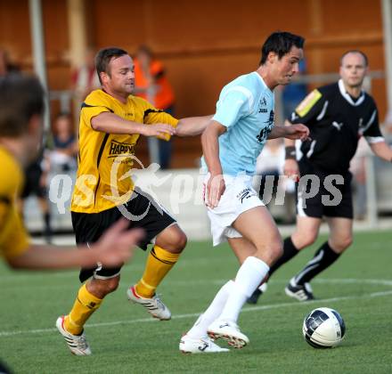 Fussball. Kaerntner Liga. Welzenegg gegen St. Veit/Glan. Schoppitsch Kai Walter (Welzenegg), Hertelt Sebastian (St. Veit). Klagenfurt, 11.8.2012.
Foto: Kuess
---
pressefotos, pressefotografie, kuess, qs, qspictures, sport, bild, bilder, bilddatenbank