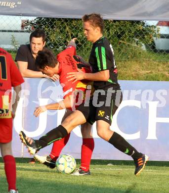 Fussball Kaerntner Liga. ATSV Wolfsberg gegen Rapid Lienz. Sattler Philipp (Wolfsberg), Ueberbacher Andreas (Lienz). Wolfsberg, am 15.8.2012.
Foto: Kuess
---
pressefotos, pressefotografie, kuess, qs, qspictures, sport, bild, bilder, bilddatenbank