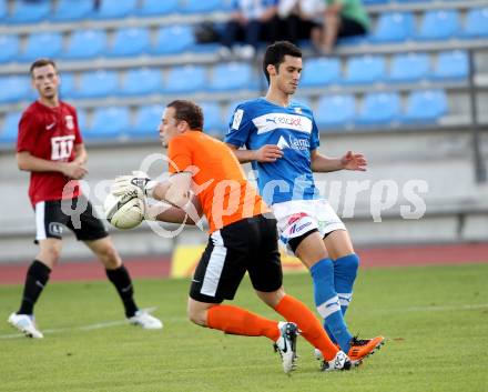 Fussball. Regionalliga. VSV gegen St. Florian. Curic Denis (VSV), Hoebarth Lorenz (St. Florian).. Villach, 17.8.2012.
Foto: Kuess
---
pressefotos, pressefotografie, kuess, qs, qspictures, sport, bild, bilder, bilddatenbank