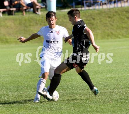 Fussball. Kaerntner Liga.  Atus Ferlach gegen Lendorf. Alic Salih (Ferlach), Mataln Julian (Lendorf). Ferlach, 18.8.2012.
Foto: Kuess
---
pressefotos, pressefotografie, kuess, qs, qspictures, sport, bild, bilder, bilddatenbank