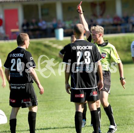 Fussball. Kaerntner Liga.  Atus Ferlach gegen Lendorf. Rote Karte fÃ¼r Nagy Martin (Lendorf), Schiedsrichter Froehlacher Thomas. Ferlach, 18.8.2012.
Foto: Kuess
---
pressefotos, pressefotografie, kuess, qs, qspictures, sport, bild, bilder, bilddatenbank