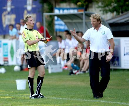 Fussball. Kaerntner Liga.  Atus Ferlach gegen Lendorf. Schiedsrichter Froehlacher Thomas, Trainer Rabitsch Josef (Lendorf). Ferlach, 18.8.2012.
Foto: Kuess
---
pressefotos, pressefotografie, kuess, qs, qspictures, sport, bild, bilder, bilddatenbank