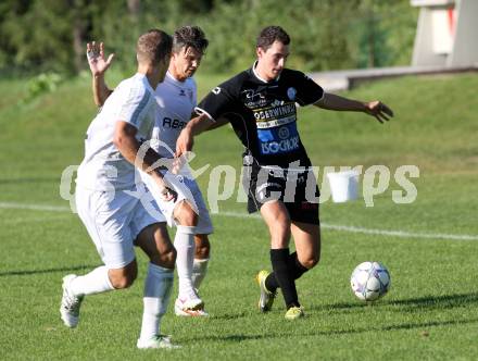 Fussball. Kaerntner Liga.  Atus Ferlach gegen Lendorf. Alic Salih (Ferlach), Kautz Christian (Lendorf). Ferlach, 18.8.2012.
Foto: Kuess
---
pressefotos, pressefotografie, kuess, qs, qspictures, sport, bild, bilder, bilddatenbank