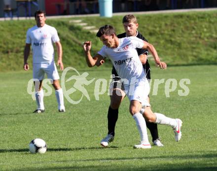 Fussball. Kaerntner Liga.  Atus Ferlach gegen Lendorf. Alic Salih (Ferlach), Morgenstern Christoph (Lendorf). Ferlach, 18.8.2012.
Foto: Kuess
---
pressefotos, pressefotografie, kuess, qs, qspictures, sport, bild, bilder, bilddatenbank