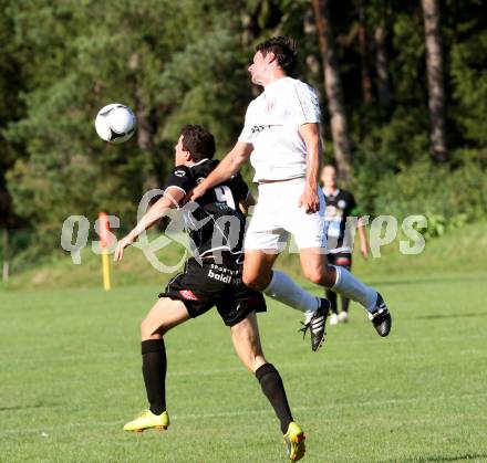 Fussball. Kaerntner Liga.  Atus Ferlach gegen Lendorf. Kriznik Marko (Ferlach), Kautz Christian (Lendorf). Ferlach, 18.8.2012.
Foto: Kuess
---
pressefotos, pressefotografie, kuess, qs, qspictures, sport, bild, bilder, bilddatenbank