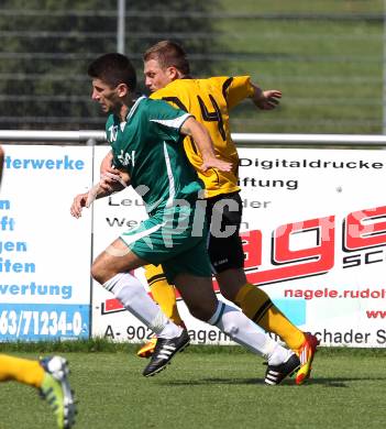 Fussball Kaerntner Liga. Welzenegg gegen Steinfeld. Zoran Jorgic (Welzenegg), Selvad Kujovic (Steinfeld). Welzenegg, am 19.8.2012.
Foto: Kuess
---
pressefotos, pressefotografie, kuess, qs, qspictures, sport, bild, bilder, bilddatenbank