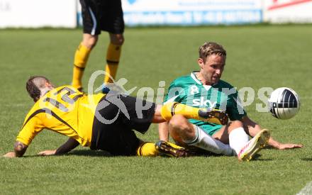 Fussball Kaerntner Liga. Welzenegg gegen Steinfeld. Marko Petricevic, (Welzenegg), Christofer Huber  (Steinfeld). Welzenegg, am 19.8.2012.
Foto: Kuess
---
pressefotos, pressefotografie, kuess, qs, qspictures, sport, bild, bilder, bilddatenbank