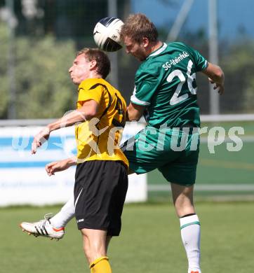 Fussball Kaerntner Liga. Welzenegg gegen Steinfeld.  Christian Gomernik,  (Welzenegg), Raphael Neuhauser (Steinfeld). Welzenegg, am 19.8.2012.
Foto: Kuess
---
pressefotos, pressefotografie, kuess, qs, qspictures, sport, bild, bilder, bilddatenbank