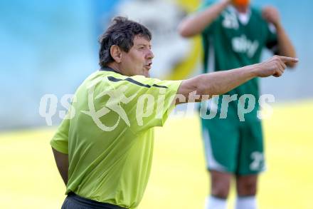 Fussball Kaerntner Liga. Welzenegg gegen Steinfeld. Trainer meinhard Pucher (Steinfeld). Welzenegg, am 19.8.2012.
Foto: Kuess
---
pressefotos, pressefotografie, kuess, qs, qspictures, sport, bild, bilder, bilddatenbank