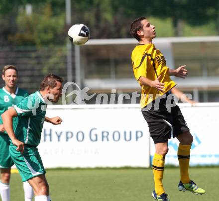 Fussball Kaerntner Liga. Welzenegg gegen Steinfeld. Christopher Sallinger (Welzenegg), Miha Znidarsic (Steinfeld). Welzenegg, am 19.8.2012.
Foto: Kuess
---
pressefotos, pressefotografie, kuess, qs, qspictures, sport, bild, bilder, bilddatenbank