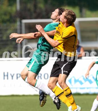 Fussball Kaerntner Liga. Welzenegg gegen Steinfeld. Christian Gomernik  (Welzenegg), Alexander Preissl (Steinfeld). Welzenegg, am 19.8.2012.
Foto: Kuess
---
pressefotos, pressefotografie, kuess, qs, qspictures, sport, bild, bilder, bilddatenbank