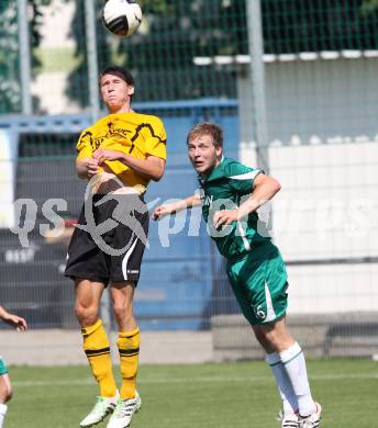 Fussball Kaerntner Liga. Welzenegg gegen Steinfeld. Christian Gomernik,  (Welzenegg), Raphael Neuhauser (Steinfeld). Welzenegg, am 19.8.2012.
Foto: Kuess
---
pressefotos, pressefotografie, kuess, qs, qspictures, sport, bild, bilder, bilddatenbank