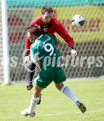 Fussball Kaerntner Liga. Welzenegg gegen Steinfeld. Christian Wohlmuth,  (Welzenegg), Miha Znidarsic (Steinfeld). Welzenegg, am 19.8.2012.
Foto: Kuess
---
pressefotos, pressefotografie, kuess, qs, qspictures, sport, bild, bilder, bilddatenbank