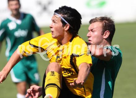 Fussball Kaerntner Liga. Welzenegg gegen Steinfeld.  Hans Christian Rabl, (Welzenegg), Roman Scheiflinger  (Steinfeld). Welzenegg, am 19.8.2012.
Foto: Kuess
---
pressefotos, pressefotografie, kuess, qs, qspictures, sport, bild, bilder, bilddatenbank