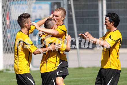 Fussball Kaerntner Liga. Welzenegg gegen Steinfeld. Torjubel Welzenegg. Welzenegg, am 19.8.2012.
Foto: Kuess
---
pressefotos, pressefotografie, kuess, qs, qspictures, sport, bild, bilder, bilddatenbank