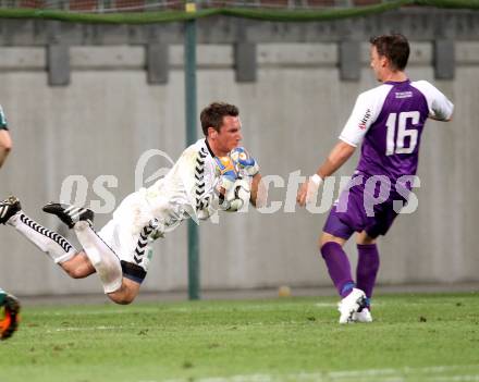 Fussball Regionalliga. SK Austria Klagenfurt gegen Feldkirchen. Daniel Lindorfer, (Austria),  Hans Joachim Thamer (Feldkirchen). Klagenfurt, am 21.8.2012.
Foto: Kuess
---
pressefotos, pressefotografie, kuess, qs, qspictures, sport, bild, bilder, bilddatenbank