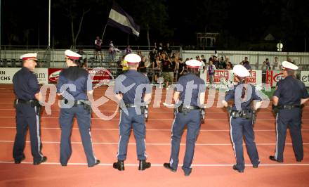 Fussball Regionalliga. VSV gegen SK Austria Klagenfurt. Polizeibewachung fuer Austria Fans. Villach, 24.8.2012.
Foto: Kuess
---
pressefotos, pressefotografie, kuess, qs, qspictures, sport, bild, bilder, bilddatenbank