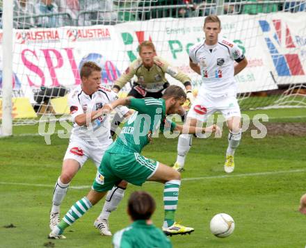 Fussball. Bundesliga. RZ Pellets WAC gegen Rapid Wien. Christian Thonhofer, (WAC), Guido Burgstaller  (Rapid). Wolfsberg, 26.8.2012.
Foto: Kuess

---
pressefotos, pressefotografie, kuess, qs, qspictures, sport, bild, bilder, bilddatenbank