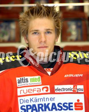 EBEL Eishockey Bundesliga. KAC. Mannschaftsfototermin. Portrait. Swette Rene. Klagenfurt, 28.8.2012.
Foto: Kuess
---
pressefotos, pressefotografie, kuess, qs, qspictures, sport, bild, bilder, bilddatenbank