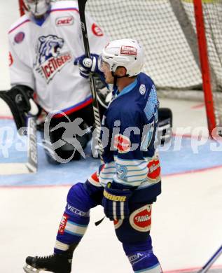 EBEL. Testspiel. EC VSV gegen Thomas Sabo Ice Tigers.  Torjubel John Hughes (VSV). Villach, am 30.8.2012.
Foto: Kuess 


---
pressefotos, pressefotografie, kuess, qs, qspictures, sport, bild, bilder, bilddatenbank