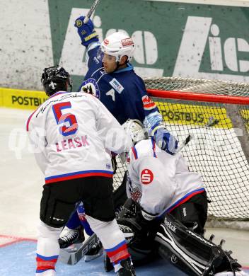 EBEL. Testspiel. EC VSV gegen Thomas Sabo Ice Tigers. Derek Damon,  (VSV), Tyler Weimann, Robert Leask (Ice Tigers). Villach, am 30.8.2012.
Foto: Kuess 


---
pressefotos, pressefotografie, kuess, qs, qspictures, sport, bild, bilder, bilddatenbank
