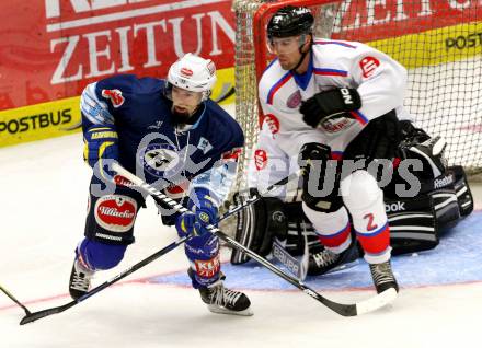 EBEL. Testspiel. EC VSV gegen Thomas Sabo Ice Tigers.  Markus Peintner,  (VSV), Brett Festerling (Ice Tigers). Villach, am 30.8.2012.
Foto: Kuess 


---
pressefotos, pressefotografie, kuess, qs, qspictures, sport, bild, bilder, bilddatenbank