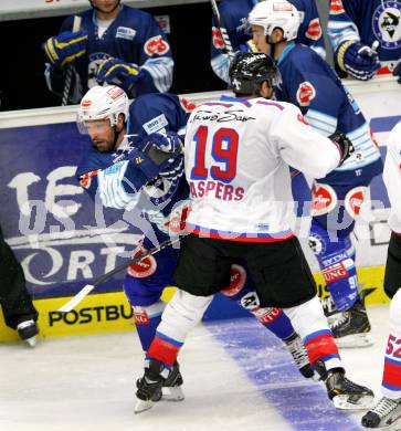 EBEL. Testspiel. EC VSV gegen Thomas Sabo Ice Tigers.  Gerhard Unterluggaer, (VSV), Jason Jaspers  (Ice Tigers). Villach, am 30.8.2012.
Foto: Kuess 


---
pressefotos, pressefotografie, kuess, qs, qspictures, sport, bild, bilder, bilddatenbank