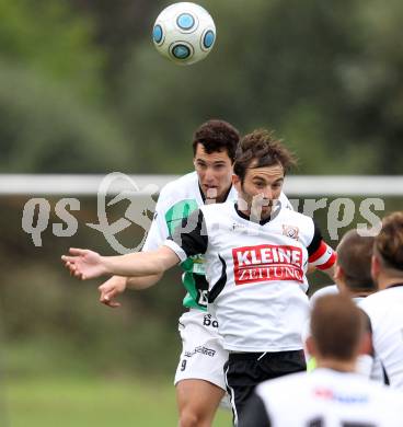 Fussball Kaerntner Liga. Maria Saal gegen Lendorf. Roland Krenn,  (Maria Saal), Christian Kautz (Lendorf). Maria Saal, am 1.9.2012.
Foto: Kuess
---
pressefotos, pressefotografie, kuess, qs, qspictures, sport, bild, bilder, bilddatenbank