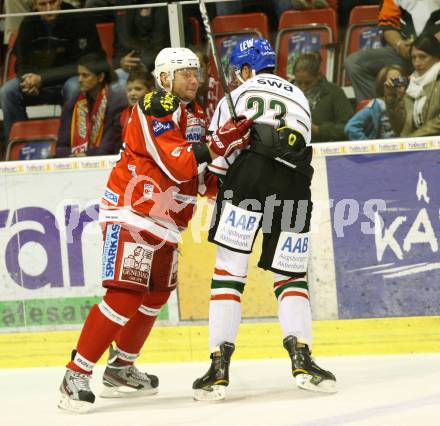 EBEL. Testspiel. EC KAC gegen Augsburg Panthers.  Mike Siklenka,  (KAC),  Peter Flache (Augsburg). Klagenfurt, am 1.9.2012.
Foto: Kuess 


---
pressefotos, pressefotografie, kuess, qs, qspictures, sport, bild, bilder, bilddatenbank