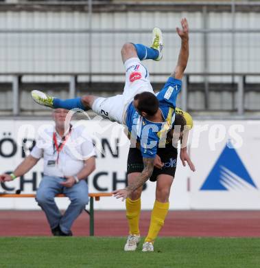 Fussball. Regionalliga. VSV gegen Allerheiligen. Rok Pavlicic,  (VSV), Bernhard Fauland (Allerheiligen). Villach, 7.9.2012.
Foto: Kuess
---
pressefotos, pressefotografie, kuess, qs, qspictures, sport, bild, bilder, bilddatenbank