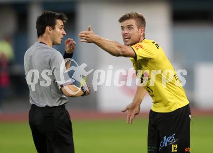 Fussball. Regionalliga. VSV gegen Allerheiligen. Andrej Prejac, Schiedsrichter Brandner Roland (Allerheiligen). Villach, 7.9.2012.
Foto: Kuess
---
pressefotos, pressefotografie, kuess, qs, qspictures, sport, bild, bilder, bilddatenbank