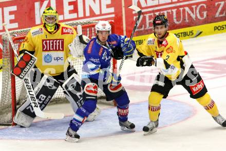 EBEL. Eishockey Bundesligal. EC VSV gegen UPC Vienna Capitals. Marco Pewal,  (VSV), Peter Schweda, Matthew Zaba (Caps). Villach, am 14.9.2012.
Foto: Kuess 


---
pressefotos, pressefotografie, kuess, qs, qspictures, sport, bild, bilder, bilddatenbank