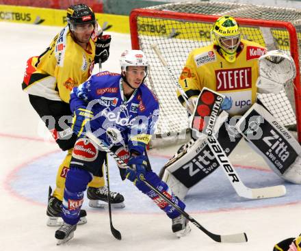 EBEL. Eishockey Bundesligal. EC VSV gegen UPC Vienna Capitals. Marco Pewal,  (VSV), Philippe Lakos, ZABA Matthew (Caps). Villach, am 14.9.2012.
Foto: Kuess 


---
pressefotos, pressefotografie, kuess, qs, qspictures, sport, bild, bilder, bilddatenbank