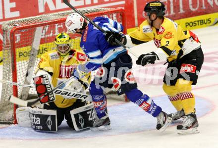 EBEL. Eishockey Bundesligal. EC VSV gegen UPC Vienna Capitals. Marco Pewal,  (VSV), Peter Schweda, Matthew Zaba (Caps). Villach, am 14.9.2012.
Foto: Kuess 


---
pressefotos, pressefotografie, kuess, qs, qspictures, sport, bild, bilder, bilddatenbank