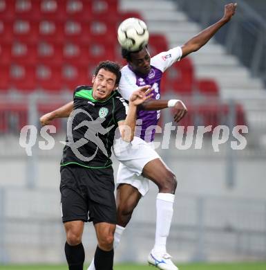 Fussball Regionalliga. SK Austria Klagenfurt gegen Pasching. Eric Akoto,  (Klagenfurt),  Diaz Casanova Montenegro Ignacio (Pasching). Klagenfurt, 15.9.2012. 
Foto: Kuess

---
pressefotos, pressefotografie, kuess, qs, qspictures, sport, bild, bilder, bilddatenbank