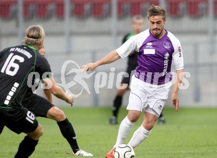 Fussball Regionalliga. SK Austria Klagenfurt gegen Pasching. Grega Triplat, (Klagenfurt), Thomas Krammer (Pasching). Klagenfurt, 15.9.2012. 
Foto: Kuess

---
pressefotos, pressefotografie, kuess, qs, qspictures, sport, bild, bilder, bilddatenbank