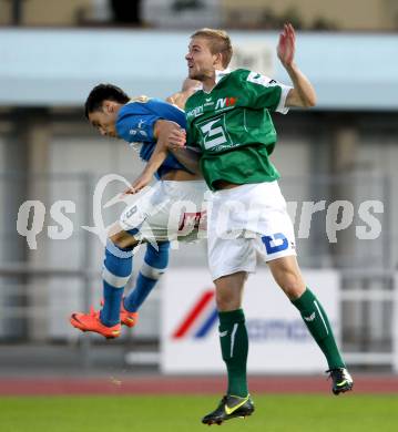 Fussball Regionalliga. VSV gegen SV Wallern. Denis Curic, (VSV), Philipp Haselgruber  (Wallern). Villach, 20.8.2012.
Foto: Kuess
---
pressefotos, pressefotografie, kuess, qs, qspictures, sport, bild, bilder, bilddatenbank