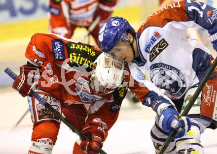 EBEL. Eishockey Bundesliga. EC KAC gegen KHL Medvescak Zagreb. Thomas Koch,   (KAC), Alex Leavitt (Zagreb). Klagenfurt, am 21.9.2012.
Foto: Kuess 


---
pressefotos, pressefotografie, kuess, qs, qspictures, sport, bild, bilder, bilddatenbank