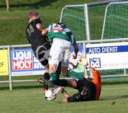 Fussball. Kaerntner Liga. Koettmannsdorf gegen Voelkermarkt. Baumgartner Marc, Linder Martin Richard (Koettmannsdorf), Schubert Fabian (Voelkermarkt).. Koettmannsdorf, 22.9.2012.
Foto: Kuess
---
pressefotos, pressefotografie, kuess, qs, qspictures, sport, bild, bilder, bilddatenbank