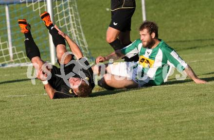 Fussball. Kaerntner Liga. Koettmannsdorf gegen Voelkermarkt. Rozgonji Laslo (Koettmannsdorf), Sauerschnig Christopher (Voelkermarkt). Koettmannsdorf, 22.9.2012.
Foto: Kuess
---
pressefotos, pressefotografie, kuess, qs, qspictures, sport, bild, bilder, bilddatenbank