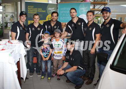 EBEL. Eishockey Bundesliga. VSV Autogrammstunde bei Skoda Lindner. Derek Ryan, Jean-Philippe Lamoureux, Brad Cole, Justin Taylor, John Hughes, Scott Hotham, Markus Peintner. Villach, am 22.9.2012.
Foto: Kuess
---
pressefotos, pressefotografie, kuess, qs, qspictures, sport, bild, bilder, bilddatenbank